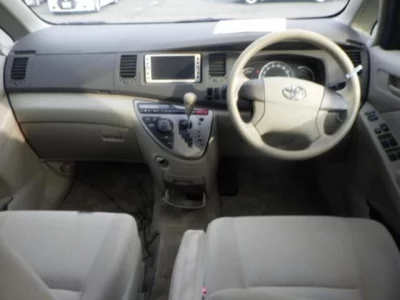 Toyota ISIS  с аукциона в Японии