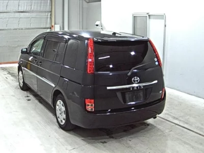 Toyota ISIS  с аукциона в Японии