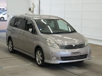 Toyota ISIS  с аукциона в Японии