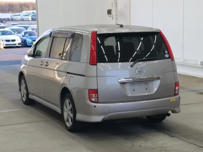 Toyota ISIS  с аукциона в Японии