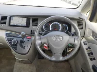 Toyota ISIS лот № 3817 оценка 4  с аукциона в Японии 2