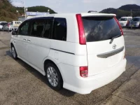 Toyota ISIS лот № 3817 оценка 4  с аукциона в Японии 1