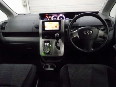 Toyota NOAH  с аукциона в Японии