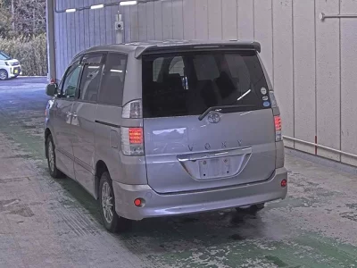 Toyota VOXY  с аукциона в Японии