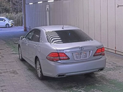 Toyota CROWN  с аукциона в Японии