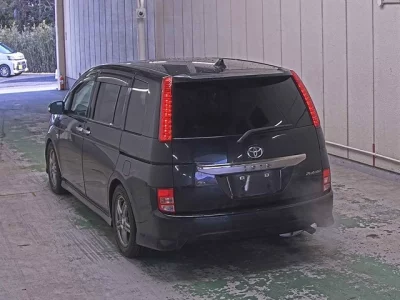 Toyota ISIS  с аукциона в Японии