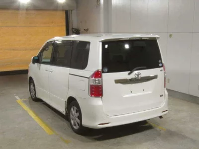 Toyota NOAH  с аукциона в Японии