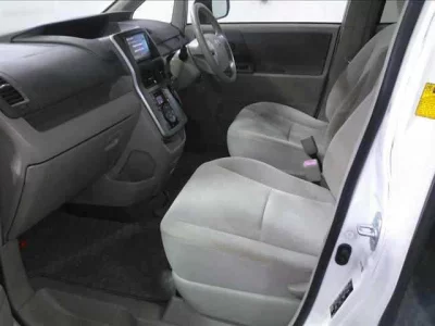 Toyota NOAH  с аукциона в Японии