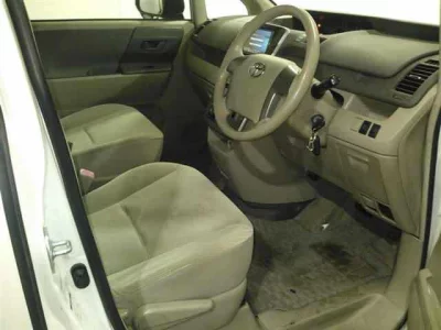 Toyota NOAH  с аукциона в Японии