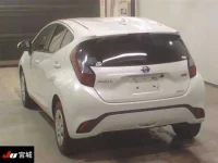 Toyota AQUA лот № 2025 оценка 4  с аукциона в Японии 1