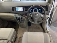 Toyota ISIS лот № 2129 оценка 4  с аукциона в Японии 4