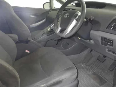 Toyota PRIUS  с аукциона в Японии