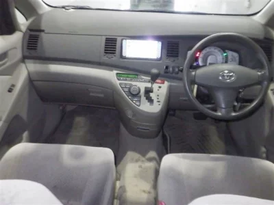 Toyota ISIS  с аукциона в Японии