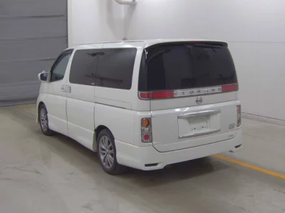 Nissan ELGRAND  с аукциона в Японии