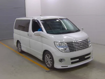 Nissan ELGRAND  с аукциона в Японии