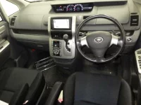 Toyota VOXY лот № 3057 оценка 4  с аукциона в Японии 2