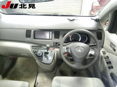 Toyota ISIS  с аукциона в Японии