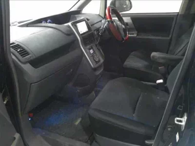 Toyota VOXY  с аукциона в Японии