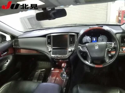 Toyota CROWN  с аукциона в Японии