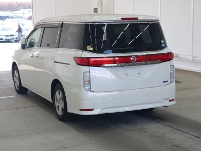 Nissan ELGRAND  с аукциона в Японии