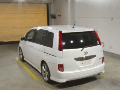 Toyota ISIS  с аукциона в Японии