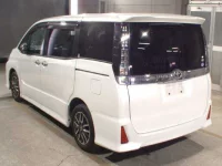 Toyota VOXY лот № 3007 оценка 4  с аукциона в Японии 1