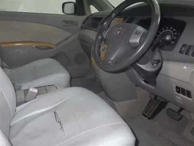 Toyota ISIS  с аукциона в Японии