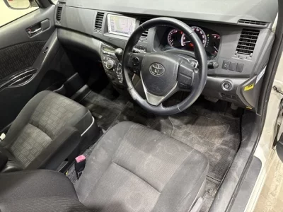 Toyota ISIS  с аукциона в Японии