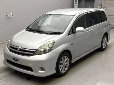 Toyota ISIS  с аукциона в Японии