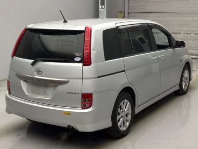 Toyota ISIS  с аукциона в Японии