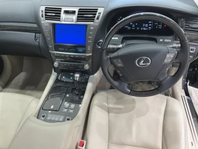 Lexus LS  с аукциона в Японии