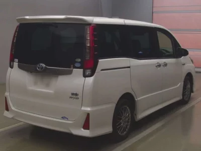 Toyota NOAH  с аукциона в Японии