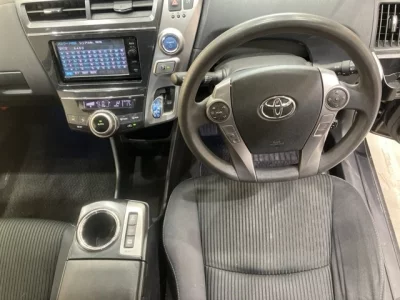 Toyota PRIUS ALPHA  с аукциона в Японии