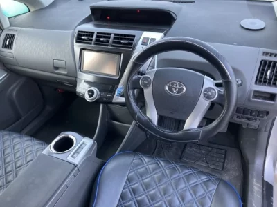 Toyota PRIUS ALPHA  с аукциона в Японии