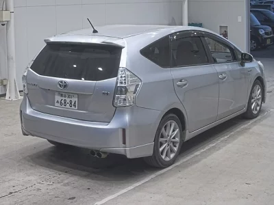 Toyota PRIUS ALPHA  с аукциона в Японии