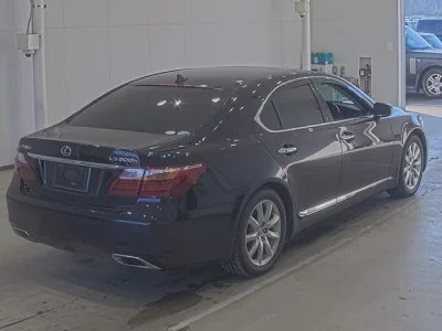 Lexus LS  с аукциона в Японии