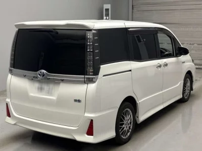 Toyota VOXY  с аукциона в Японии