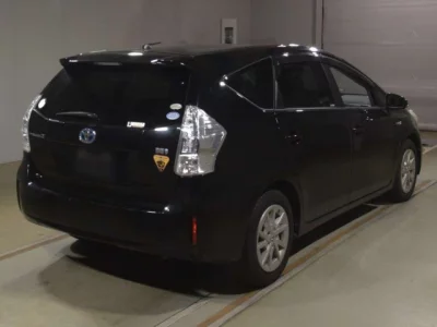 Toyota PRIUS ALPHA  с аукциона в Японии
