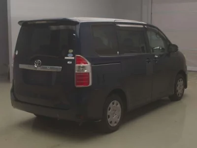 Toyota NOAH  с аукциона в Японии