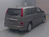 Toyota ISIS лот № 4001 оценка 3  с аукциона в Японии 1