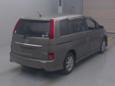 Toyota ISIS  с аукциона в Японии