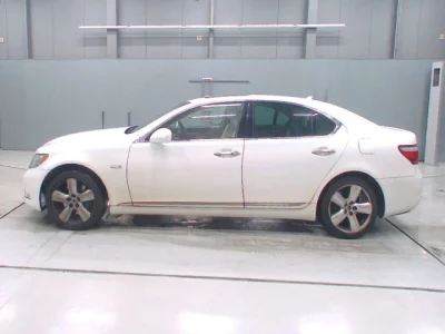 Lexus LS  с аукциона в Японии