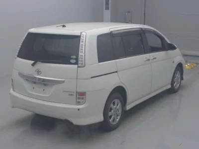 Toyota ISIS  с аукциона в Японии