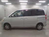 Toyota NOAH лот № 10078 оценка 3  с аукциона в Японии 3