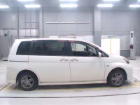 Toyota ISIS лот № 30017 оценка 3.5  с аукциона в Японии 2