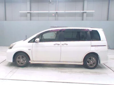 Toyota ISIS  с аукциона в Японии