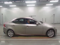 Lexus IS лот № 33129 оценка 4.5  с аукциона в Японии 2