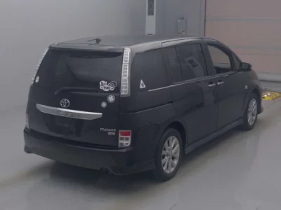 Toyota ISIS  с аукциона в Японии