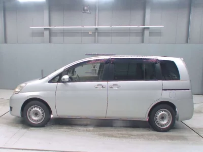 Toyota ISIS  с аукциона в Японии