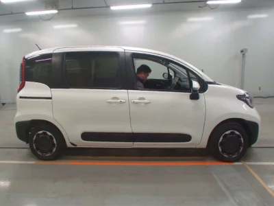 Toyota SIENTA  с аукциона в Японии